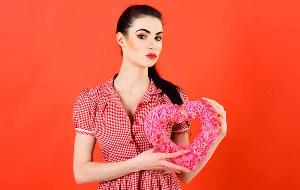 Menina com rosto calmo, maquiagem e coração rosa . — Fotografia de Stock