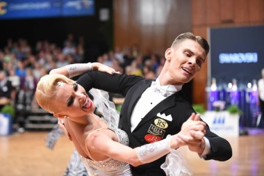 Alman Açık Şampiyonası 'nda Grand Slam Standart sırasında dans eden kimliği belirsiz bir çift.