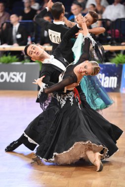 Alman Açık Şampiyonası 'nda Grand Slam Standart sırasında dans eden kimliği belirsiz bir çift.