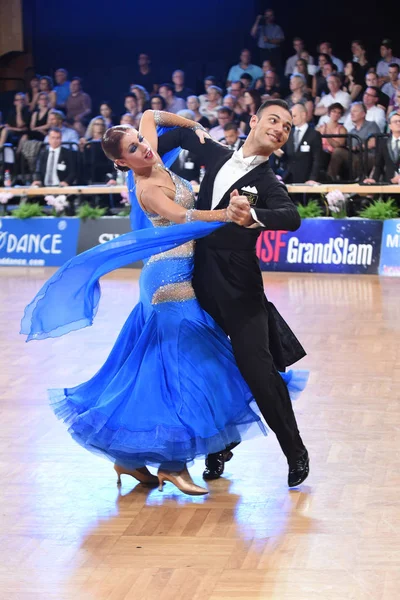 Um casal de dança não identificado em uma pose de dança durante o Grand Slam Standart no Campeonato Aberto Alemão — Fotografia de Stock