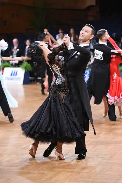 Um casal de dança não identificado em uma pose de dança durante o Grand Slam Standart no Campeonato Aberto Alemão — Fotografia de Stock