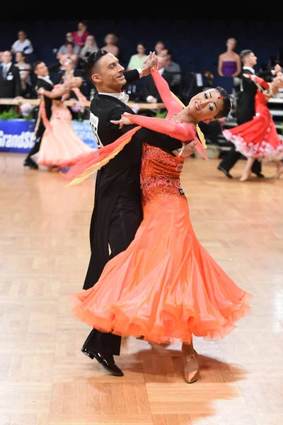 Alman Açık Şampiyonası 'nda Grand Slam Standart sırasında dans eden kimliği belirsiz bir çift.