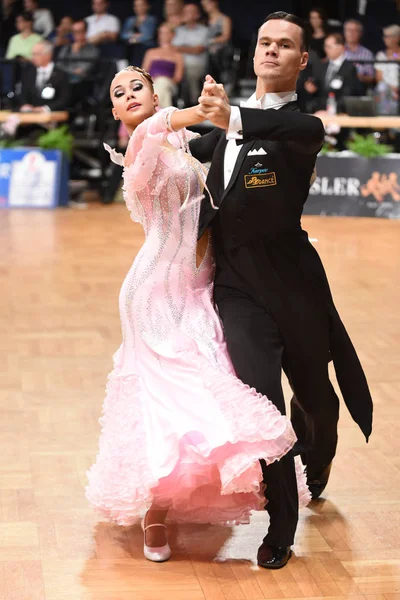 Un couple de danse non identifié dans une pose de danse pendant le Grand Chelem Standart au Championnat d'Allemagne Ouvert — Photo