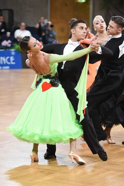 Um casal de dança não identificado em uma pose de dança durante o Grand Slam Standart no Campeonato Aberto Alemão — Fotografia de Stock