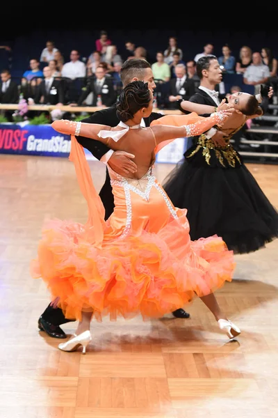 Una pareja de baile no identificada en una pose de baile durante el Grand Slam Standart en el Campeonato Abierto de Alemania — Foto de Stock