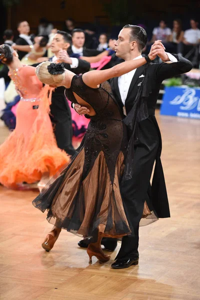 Um casal de dança não identificado em uma pose de dança durante o Grand Slam Standart no Campeonato Aberto Alemão — Fotografia de Stock