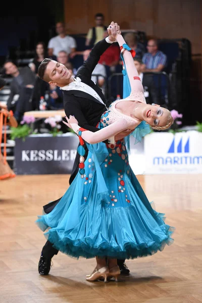 Una coppia di ballerini non identificati in posa durante il Grande Slam Standart al German Open Championship — Foto Stock