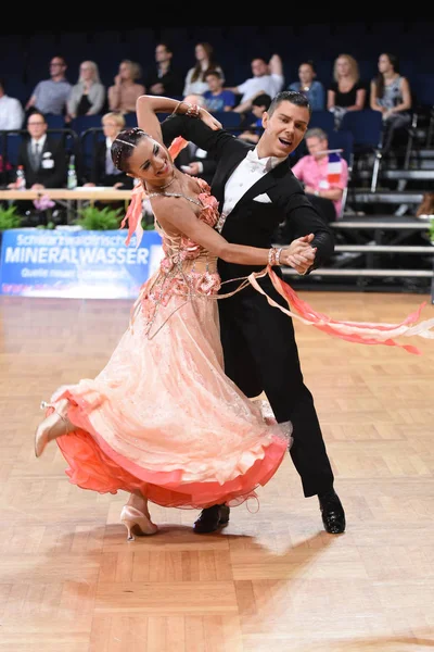 Ένα άγνωστο ζευγάρι χορού σε μια χορευτική στάση κατά τη διάρκεια του Grand Slam Standart στο Γερμανικό Ανοιχτό Πρωτάθλημα — Φωτογραφία Αρχείου