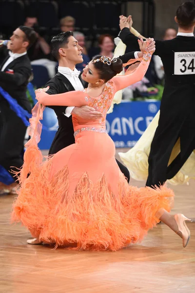 Unbekanntes Tanzpaar in Tanzpose bei Grand-Slam-Turnier bei German Open — Stockfoto