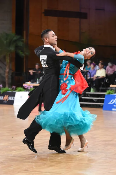 Una pareja de baile no identificada en una pose de baile durante el Grand Slam Standart en el Campeonato Abierto de Alemania — Foto de Stock