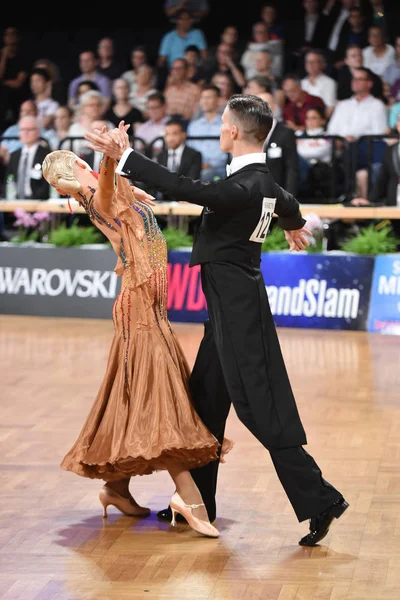 Tunnistamaton tanssipari tanssiesityksessä Grand Slam Standartin aikana Saksan avoimissa mestaruuskisoissa — kuvapankkivalokuva