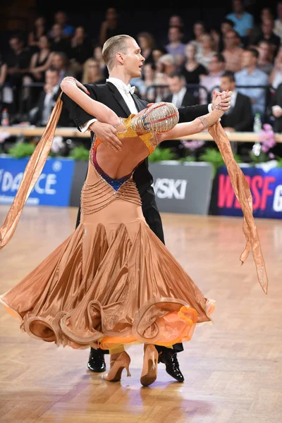 Una pareja de baile no identificada en una pose de baile durante el Grand Slam Standart en el Campeonato Abierto de Alemania — Foto de Stock