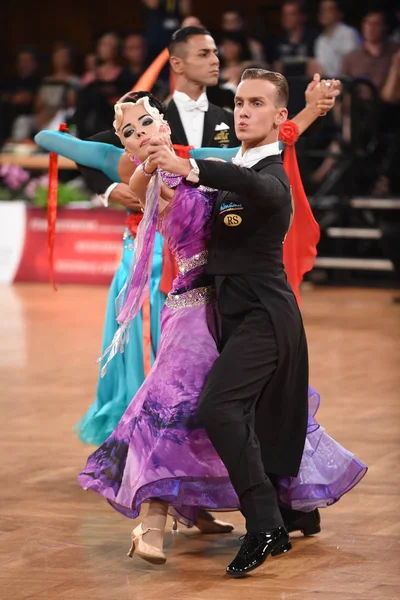 Um casal de dança não identificado em uma pose de dança durante o Grand Slam Standart no Campeonato Aberto Alemão — Fotografia de Stock