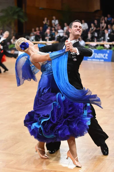 An unidentified dance couple in a dance pose during Grand Slam Standart at German Open Championship — Stock Photo, Image