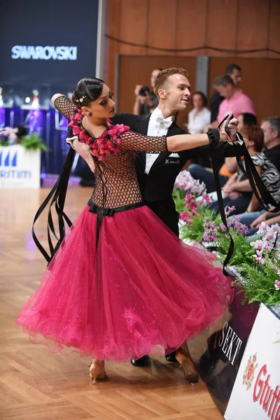 Un couple de danse non identifié dans une pose de danse pendant le Grand Chelem Standart au Championnat d'Allemagne Ouvert — Photo