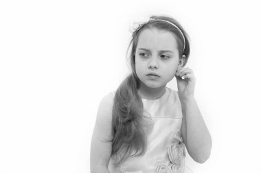 Pembe elbiseli uzun sarı saç düzeltme Küpeli Kız