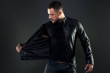 Sakallı adam soy deri ceket. Tıraşsız yüzündeki sakallı adam. Rahat tarzı kıyafetler moda modeli. Stil ve eğilim. Erkek cinsellik veya cazibe ve karizma