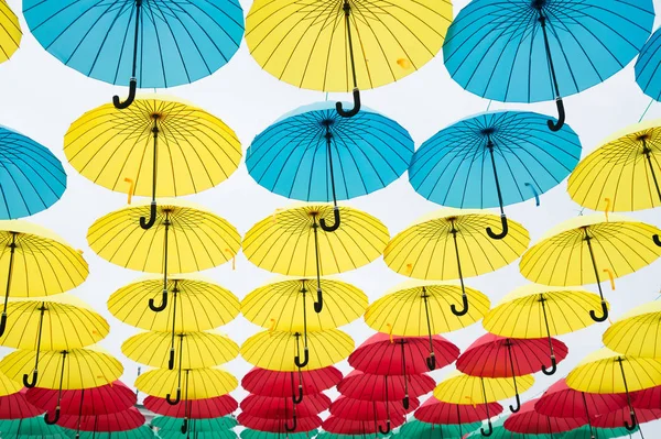 Installation du projet de ciel parapluie. Les parapluies flottent dans le ciel par une journée ensoleillée. Design d'art extérieur et décor. Fête et fête. Ombre et protection — Photo