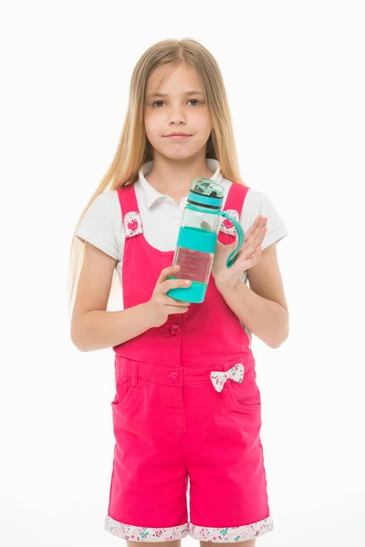 Κοριτσάκι με πλαστικό μπουκάλι που απομονώνονται σε λευκό. Διψασμένος παιδί σε ροζ ολόσωμη φόρμα κρατήσει μπουκάλι νερό. Πόσιμο νερό για την υγεία. Δίψα και αφυδάτωση. Παιδική ηλικία δράση και την ενέργεια — Φωτογραφία Αρχείου