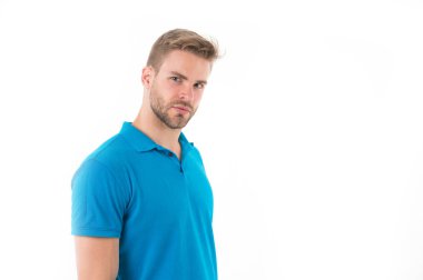 Cilt Bakımı ve Kuaför Salonu. Tıraşsız yüzü deri üzerinde sakallı adam. Mavi tshirt sakallı adam. Beyaz izole şık saçlı manken. Stil veya eğilim ve saç modeli kavramı, kopya alanı