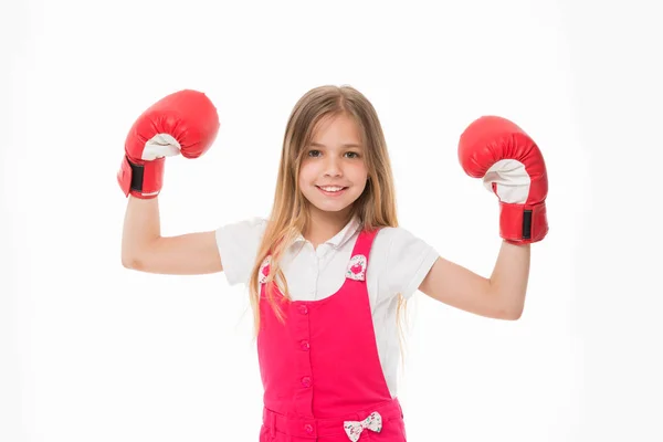Kid idrottsman Visa makt. Glada barn i boxning handskar isolerade på vitt. Liten flicka leende innan träning eller träning. Barndom och barnomsorg. Sportaktivitet och energi — Stockfoto