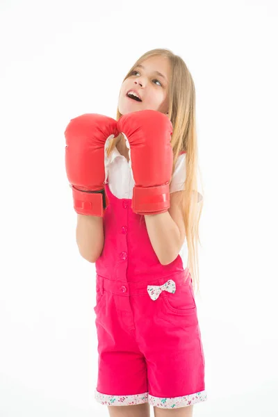 Sport, aktivitet och energi. Lycklig flicka i boxning handskar isolerade på vitt. Lilla barnet ler innan träning eller träning. Kid idrottsman i fashionabla overall. Mode stil och trend — Stockfoto