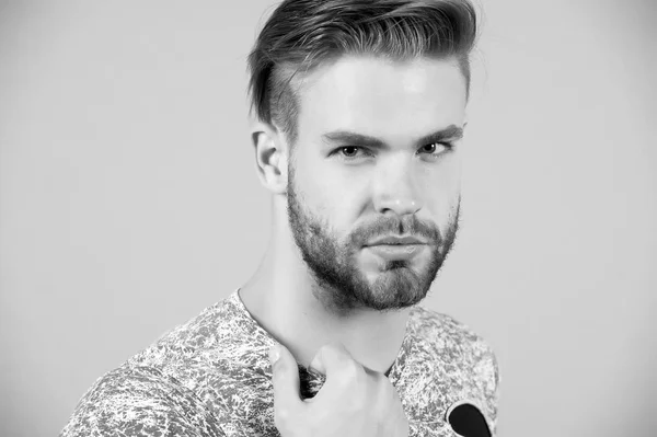 Macho avec barbe visage et cheveux élégants, coupe de cheveux — Photo