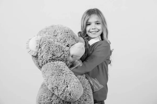 Kind glimlach met grijs zacht speelgoed — Stockfoto