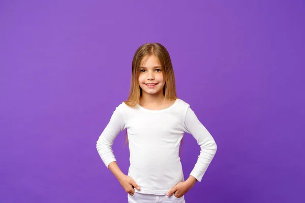 Menina Rosto Sorridente Com Cabelos Longos Usa Camisa Branca Fundo — Fotografia de Stock