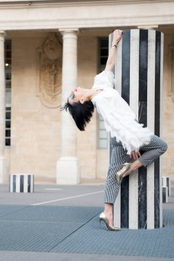 Paris, Fransa 'da manken pozu. Meydanda güneş gözlüklü moda kadını.