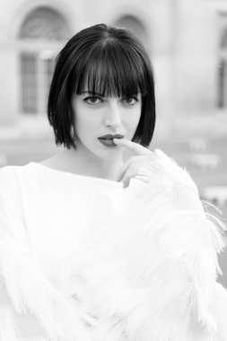 Kız Paris 'te kırmızı dudaklara dokunuyor, Fransa