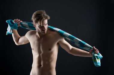 Seksi erkek eğitimden sonra havlu ile silin. Sporcu uygun çıplak gövde ile. Altı paket ve ab kas atlet. Spor ve fitness. Hijyen veya sağlık ve welness kavramı