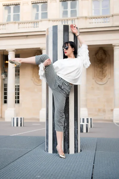 Mujer sensual con cabello moreno. Chica de belleza con aspecto glamuroso. Modelo de moda en gafas de sol en cuadrado. Moda y moda. Yoga y concepto deportivo. Mujer posan en zapatos de tacón alto en París, Francia — Foto de Stock