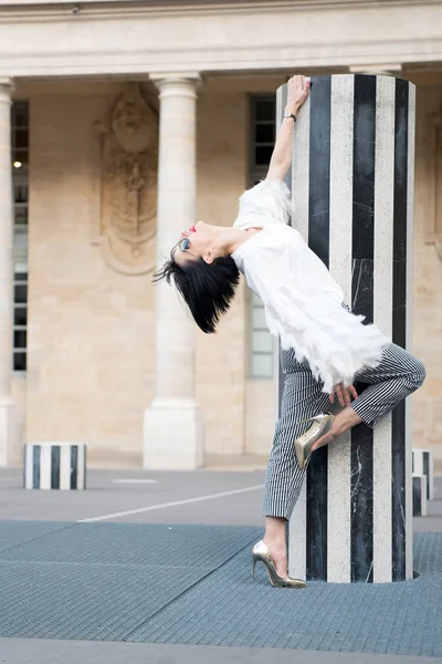 Paris, Fransa 'da manken pozu. Meydanda güneş gözlüklü moda kadını.