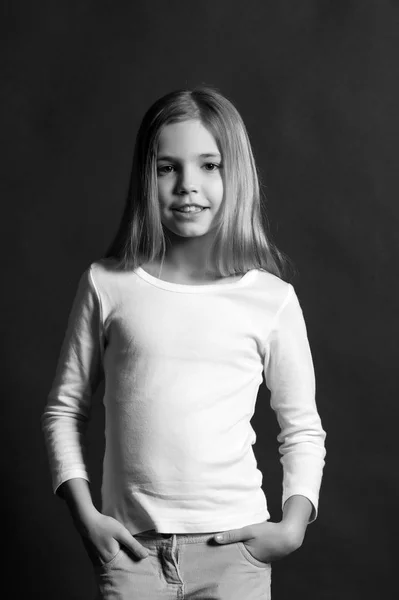 Kindermodel mit langen Haaren im weißen Hemd — Stockfoto