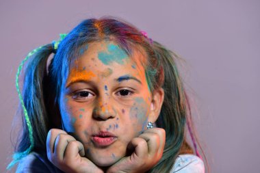 Ponytails çocukla çene tutar. Kız öğrenci boya noktalar vardır