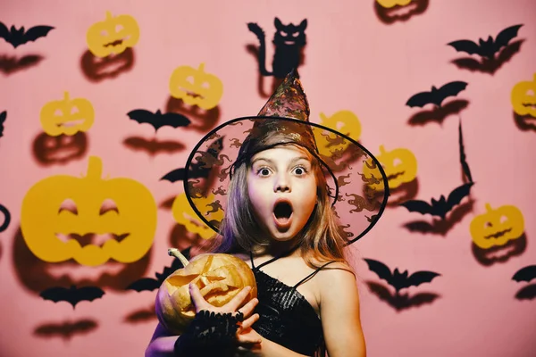 Kleine heks dragen zwarte hoed. Halloween-feest. Kid in spooky heksen kostuum — Stockfoto