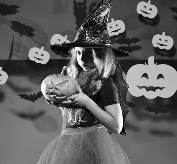 Halloween-feest. Kleine heks dragen zwarte hoed. Halloween party concept — Stockfoto