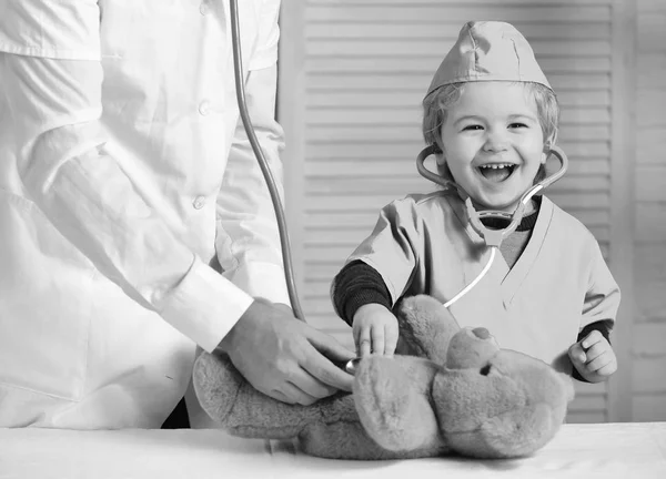 Santé et concept d'enfance. Enfant avec visage heureux joue docteur — Photo