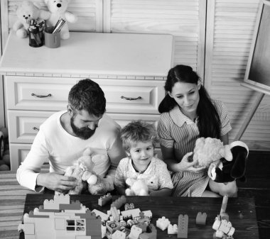 Mutlu bir aile. Anne ve oğlu gülümseyen yüzler ile tuğla yapılar yapmak.