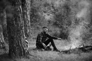 Kamp veya kamp kavramı. Adam yorgun yüzü olan ve yalnız piknik ya da Barbekü.