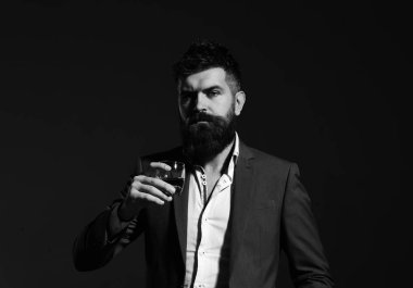 İçki wihsky. Adam ciddi bir yüz ile alkol cam toasting ile