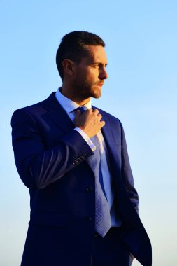 Kıl ve kendinden emin yüz ile iş adamı. Resmi elbiseli adam