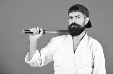 Cesur adam. Acımasız adam. Şiddet ve zorbalık kavramı. Karate adam ciddi bir yüz ile