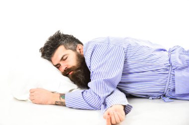 Adam rahat yüzü ile yastık üzerinde yatıyor. Sakallı hippi