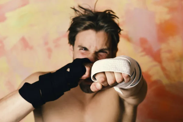 Cara de homem. Coragem. Cara com faixa preta e bandagem nos braços . — Fotografia de Stock