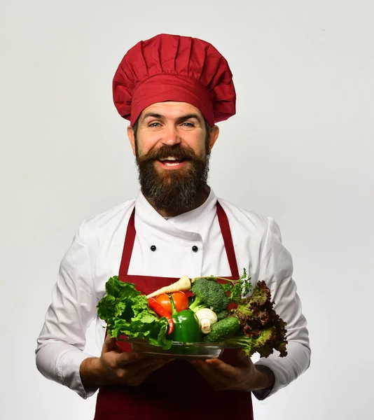 Man met baard geïsoleerd op witte achtergrond. Chef met groenten. — Stockfoto