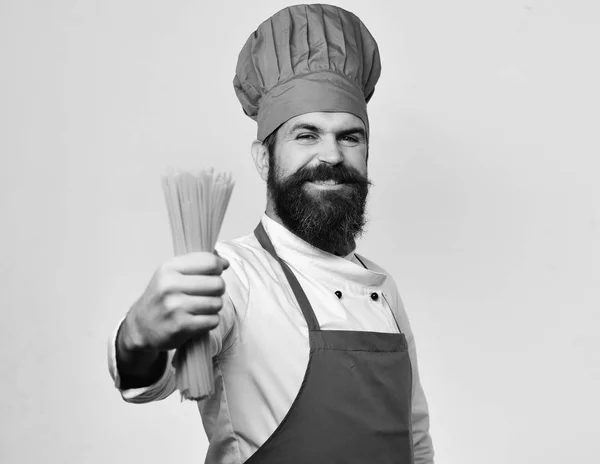 Cuisinière en chef ou chef. Concept de cuisine italienne. Homme à barbe isolée sur fond blanc . — Photo