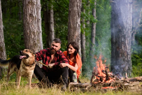 Par i kärlek eller ung lycklig familj umgås. — Stockfoto