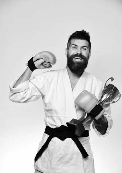 Karate. Concepto de artes marciales japonesas. El maestro de combate celebra la victoria —  Fotos de Stock